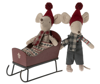Maileg Sleigh, Mouse - Red - Caitly