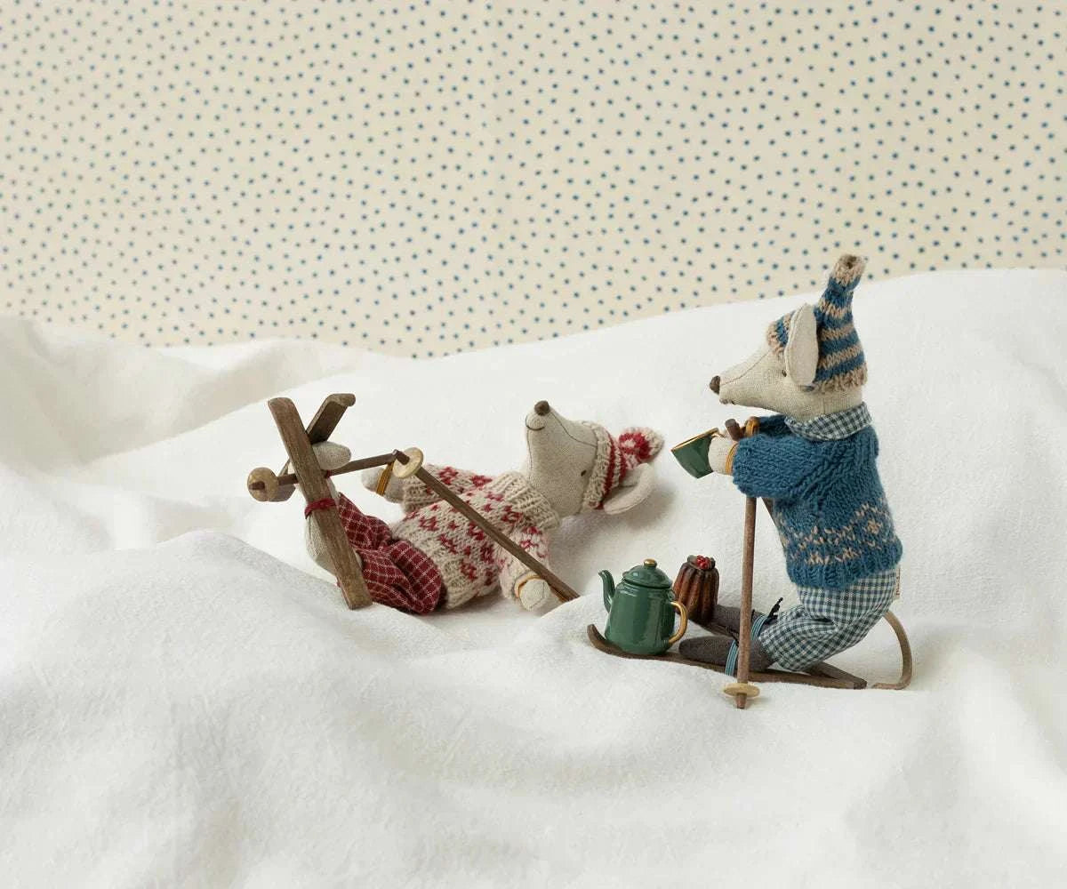Maileg Winter mouse with ski set, Mum - Red - Caitly