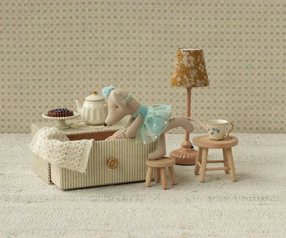 Maileg Dance mouse in daybed, Little sister - Blue - Caitly