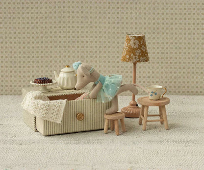 Maileg Dance mouse in daybed, Little sister - Blue - Caitly